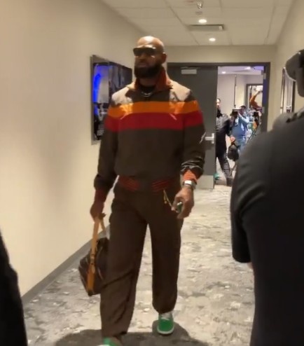 迎主场首秀！76人主场迎战骑士 詹姆斯一身休闲装来到球场